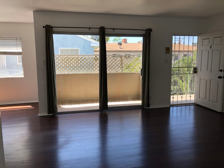 Bright upper level unit - 1418 Stanford St