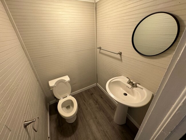 Building Photo - 2 Bedroom House for Rent