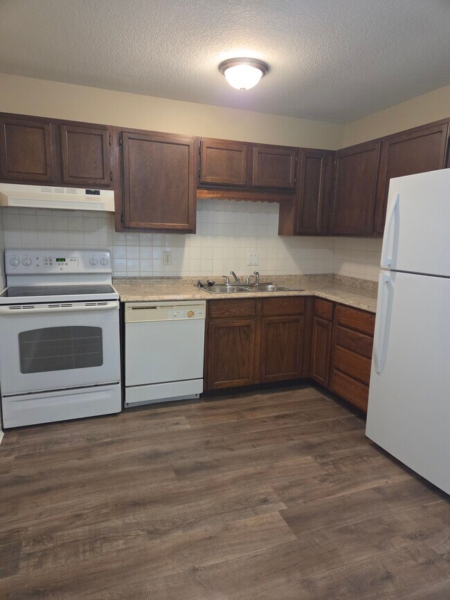 Building Photo - 2102 Chateau Dr