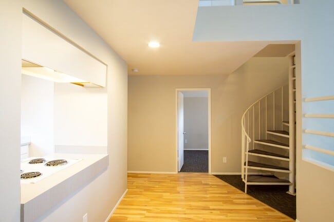 Building Photo - FREE RENT: Fantastic Lake Oswego 2Bdr w/Fireplace, Dishwasher & W/D + Balcony