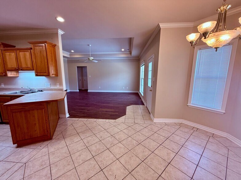 Building Photo - 587 Long Beach Dr