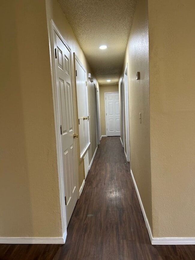 Building Photo - 4 bed 1.5 bath house