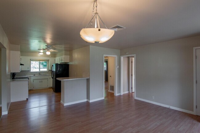 Building Photo - 2 Bedroom North Redding Home with Bonus Room. Completely Fenced!