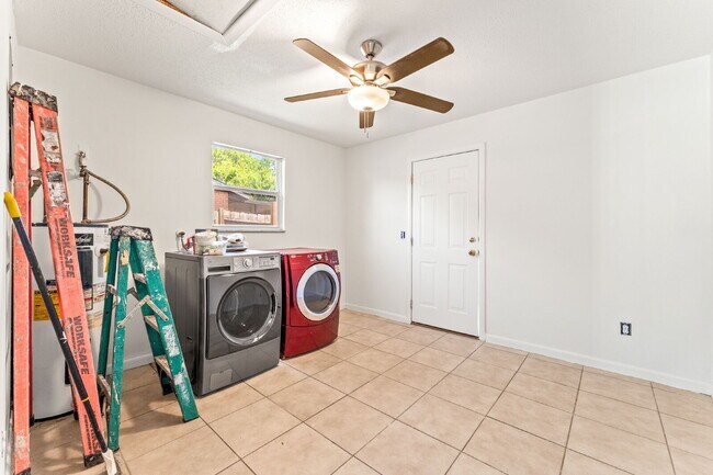 Building Photo - **FIRST MONTH FREE RENT OFFER** Charming 2-Bed Duplex Retreat in Edgewater, so close to the beach...