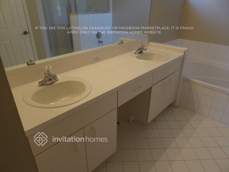 Building Photo - 14730 SW 156th Ave