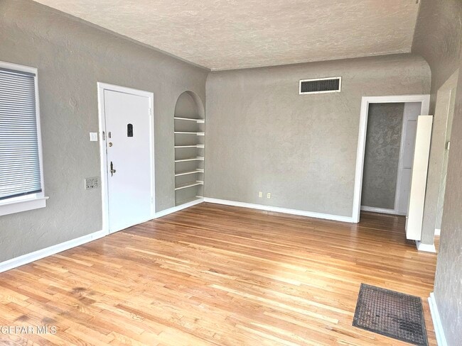 Building Photo - 4020 Chester Ave