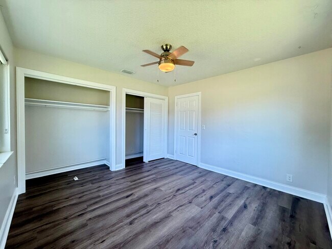 Building Photo - 1615 Crest Dr
