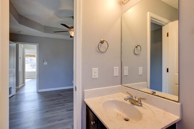 Building Photo - Sweet 3 bed 2 bath.  Cat friendly.