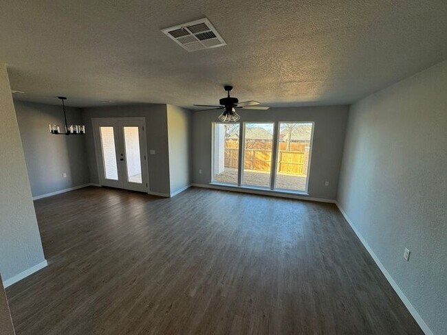 Building Photo - Newly Remodeled 2-Bedroom Duplex in Broken Arrow – Lawncare Included!