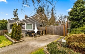 Building Photo - Stylish in Snohomish