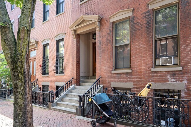 Building Photo - 8 Milford St