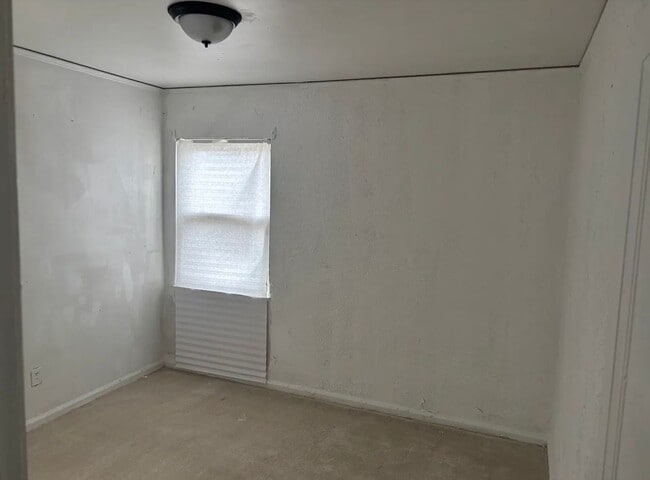 Building Photo - 2 bedroom located On the east side of town.