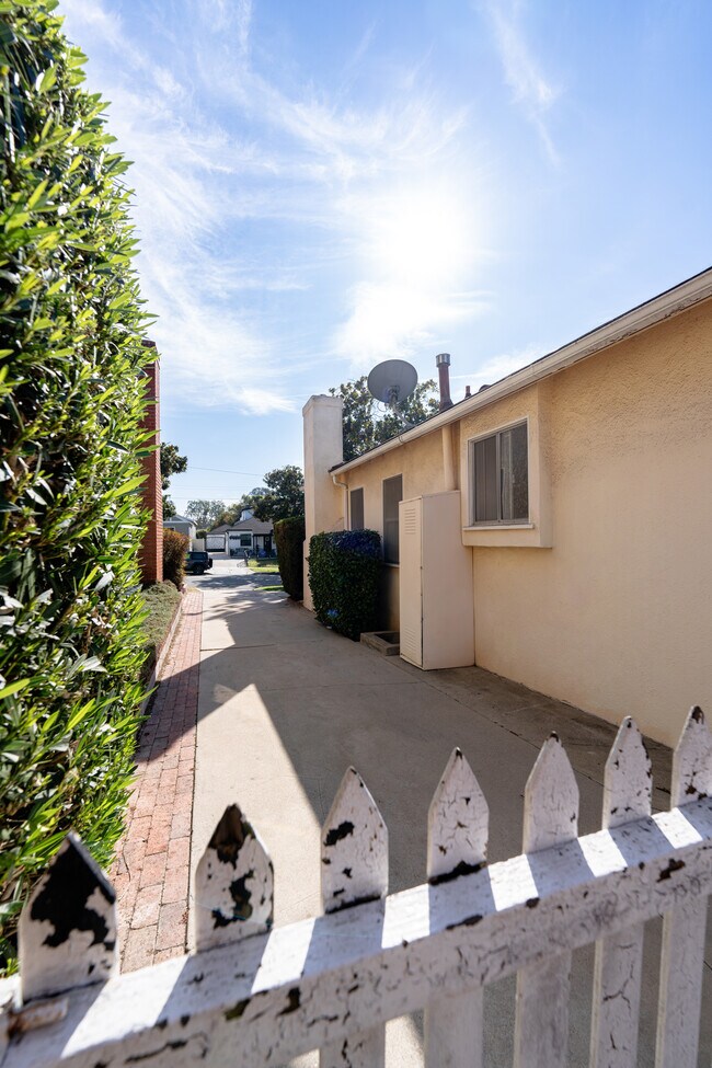 Building Photo - 233 W 64th St