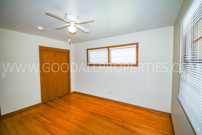 Building Photo - 2 Bedroom 1 Bath duplex home in Windsor He...