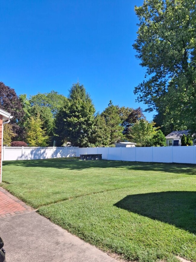 Building Photo - Charming 3-Bedroom Home with Backyard & Of...