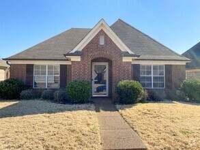Building Photo - 3 bed, 2 bath with granite counters, ss ap...