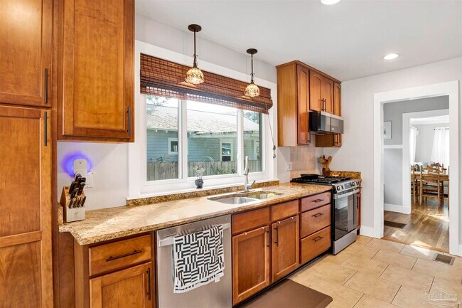 Building Photo - 1306 E Hernandez St