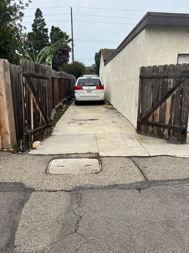 Building Photo - Gorgeous Single Story Home