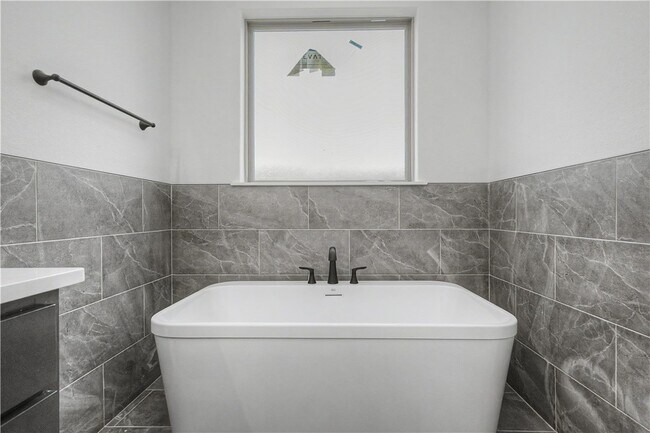 Building Photo - 2102 Dagan St