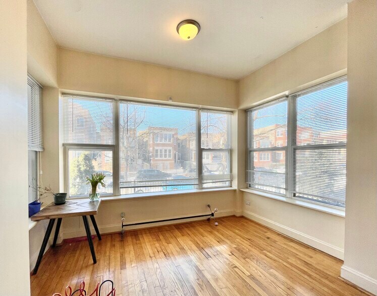 Building Photo - 4831 N Sawyer Ave