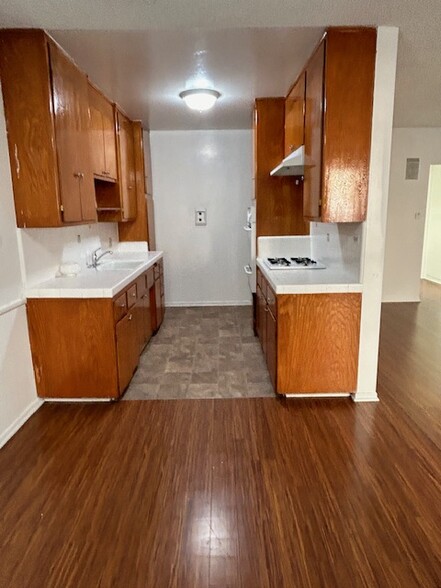 1 BR/ 1 BA - Hardwood - 912 E Windsor Rd