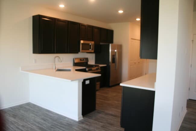 Kitchen - Large Island - 1129 Hawk Hollow Dr