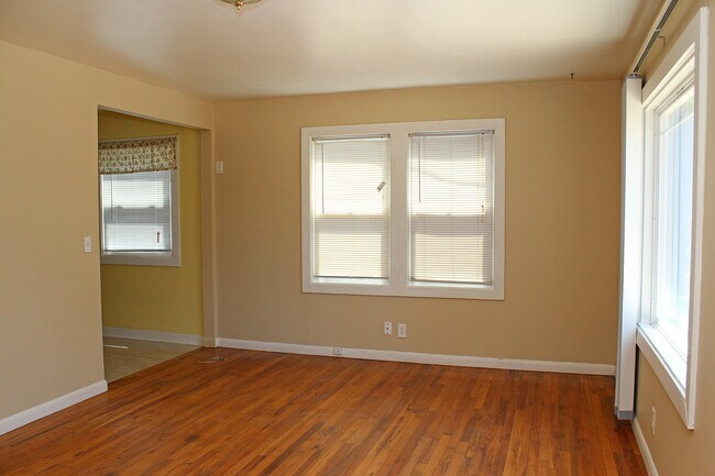 Building Photo - Super Cute 2 Bedroom Woodstock Bungalow wi...