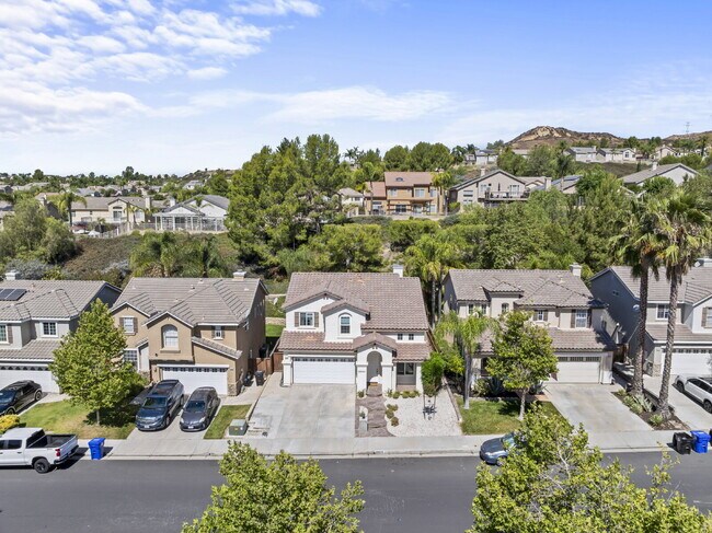 Building Photo - "Spacious 3-Bedroom Retreat with Modern Co...