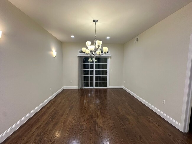 Building Photo - Spacious Modern 1st Floor Apartment w/ Fin...