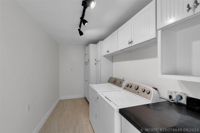 Building Photo - 2401 NE 47th St