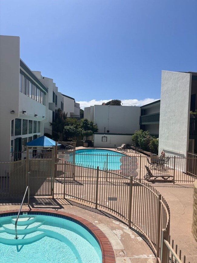 Building Photo - Bay Ho 3 Bd 2 Ba Corner first level Condo for lease