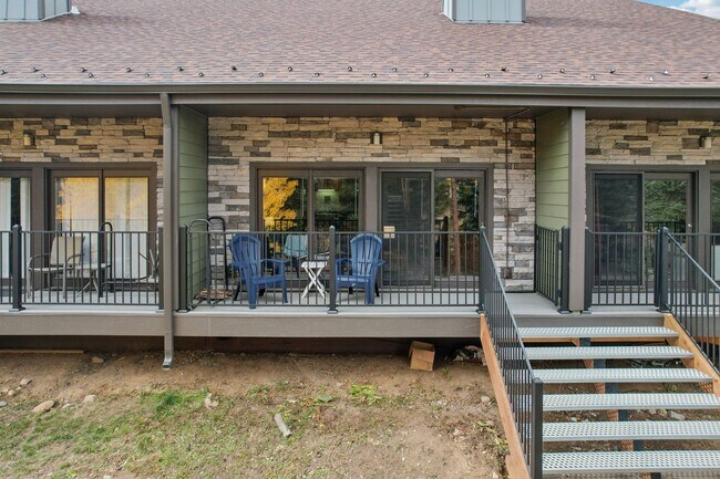 Building Photo - Serenity and Views with this 3 bedroom/3Bathroom Townhome in Buffalo Ridge