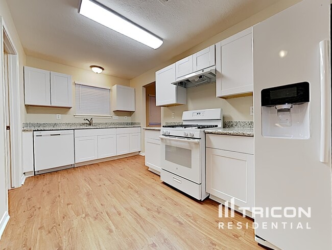 Building Photo - 7911 Bluff Trail Dr