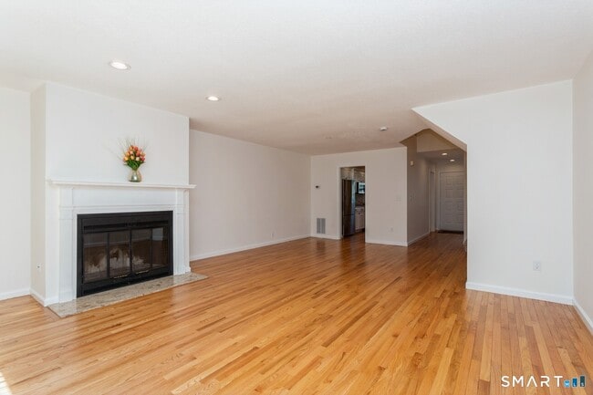Building Photo - 33 Strathmore Ln