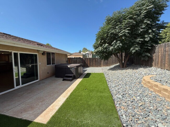 Building Photo - Beautiful 3 Bedroom 2 bath home in well de...