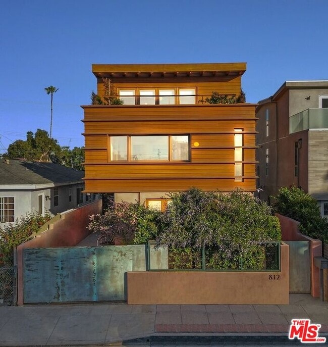 Building Photo - 812 Brooks Ave