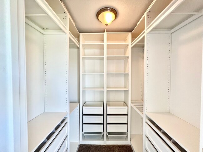Building Photo - 4316 Sandhill Dr