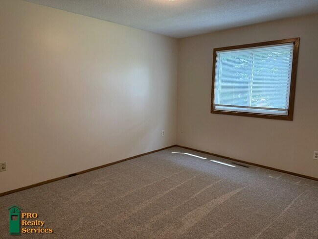 Building Photo - 3 Bedroom Home in Maple Grove
