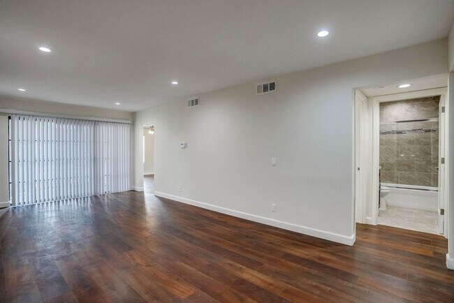 Building Photo - $99 Move In Special! (OAC) Stunning 3Bd/2B...