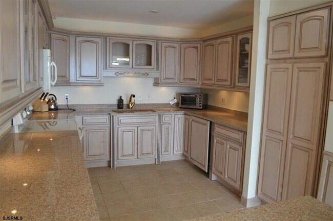 Building Photo - 236 N Derby Ave