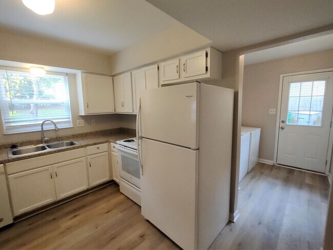 Building Photo - Move-in ready Home located in the Walnut C...
