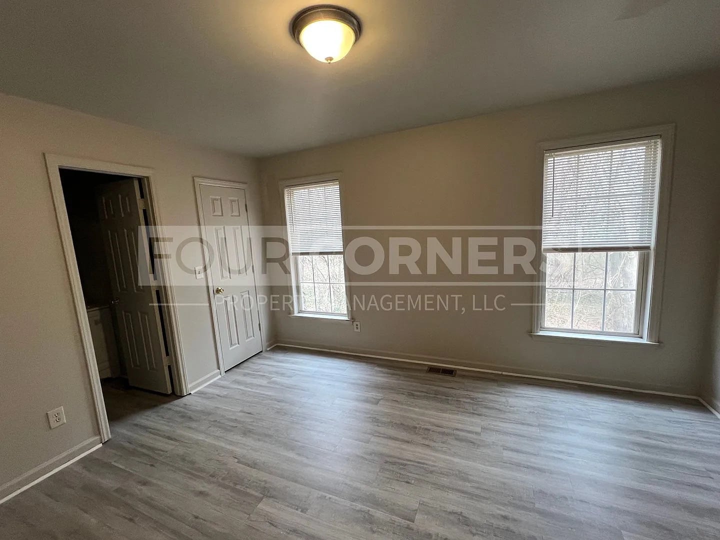Building Photo - Room in Apartment on Beck St