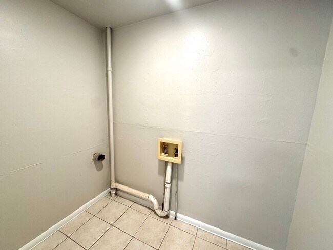 Building Photo - 464-464 Glen View Ct