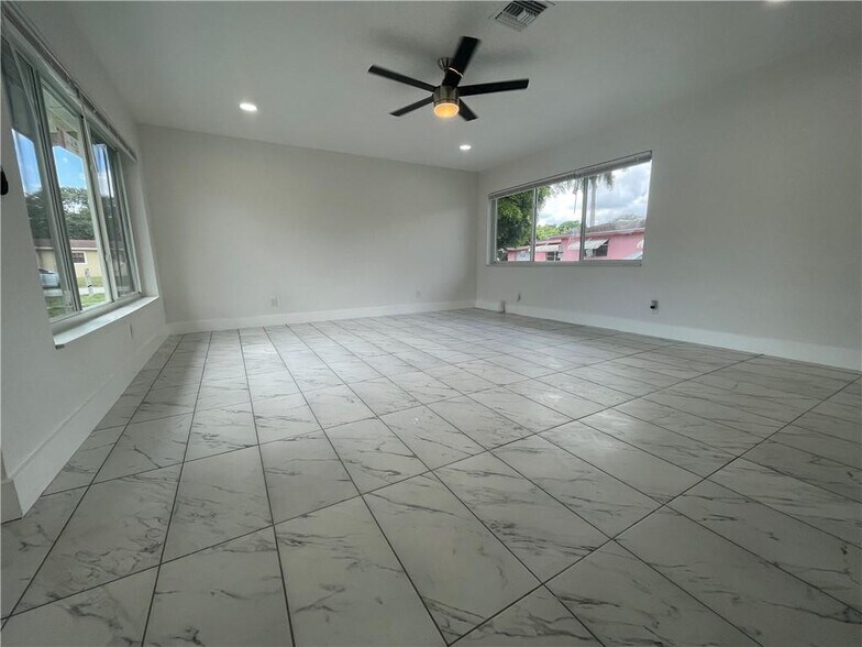 Building Photo - 1131 NW 15th Ct