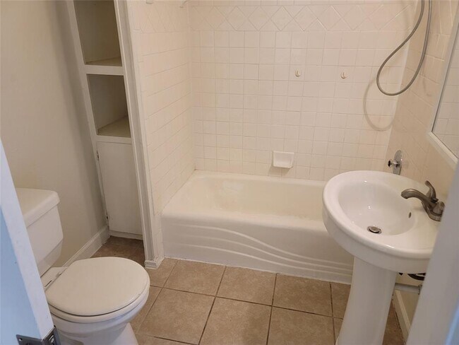 Building Photo - 904 Chote Ave