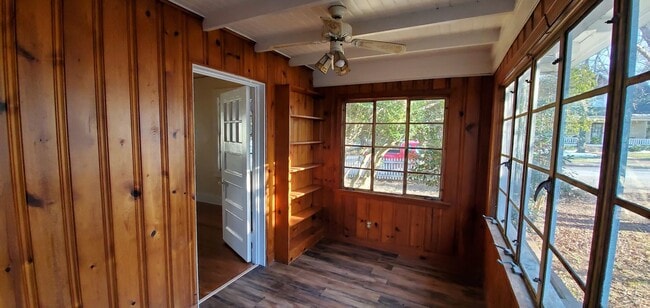 Building Photo - 2 Bedroom 1 Bathroom House!