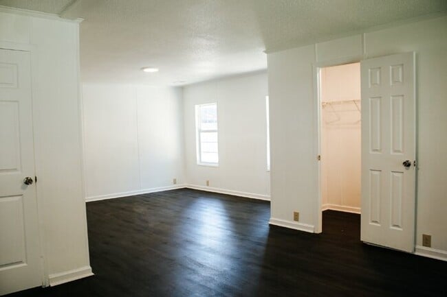 Building Photo - Spacious 4-Bed, 3-Bath Retreat on Greenhill Rd – 2000 Sq Ft of Charleston Charm!