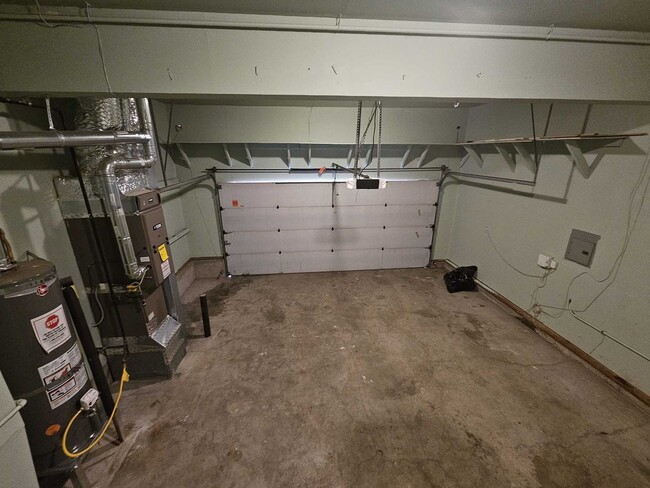 Building Photo - Spacious 2467 sq ft 4 Bedroom 2.5 Bath hom...