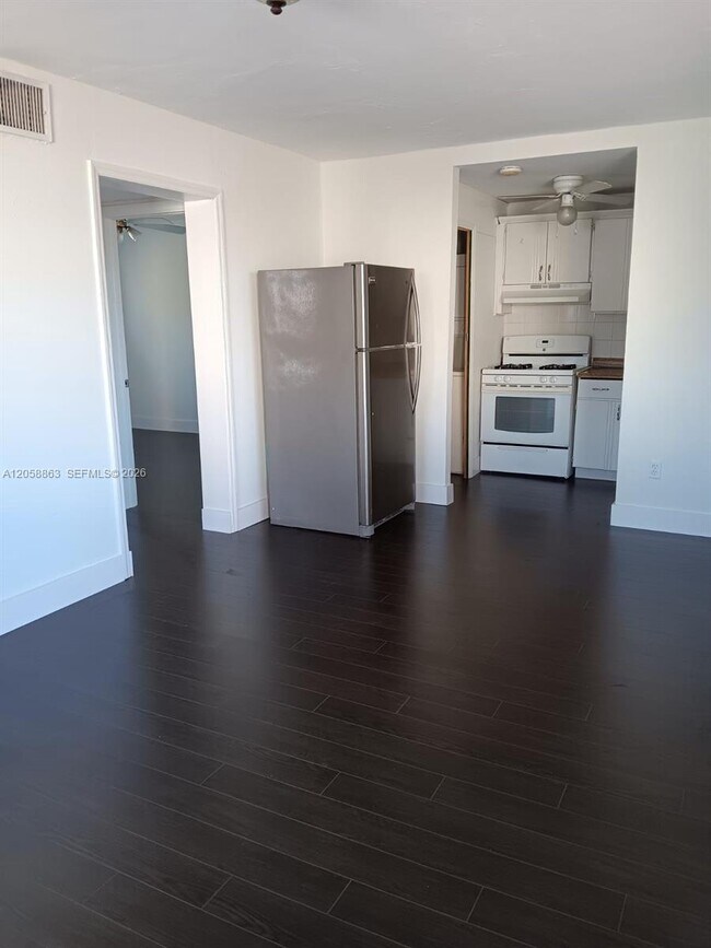 Building Photo - 107 SW 18th Ct