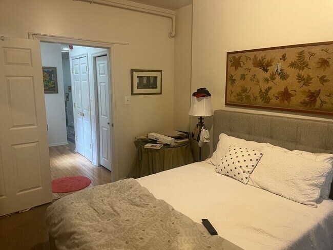 Building Photo - Bright Old City Loft